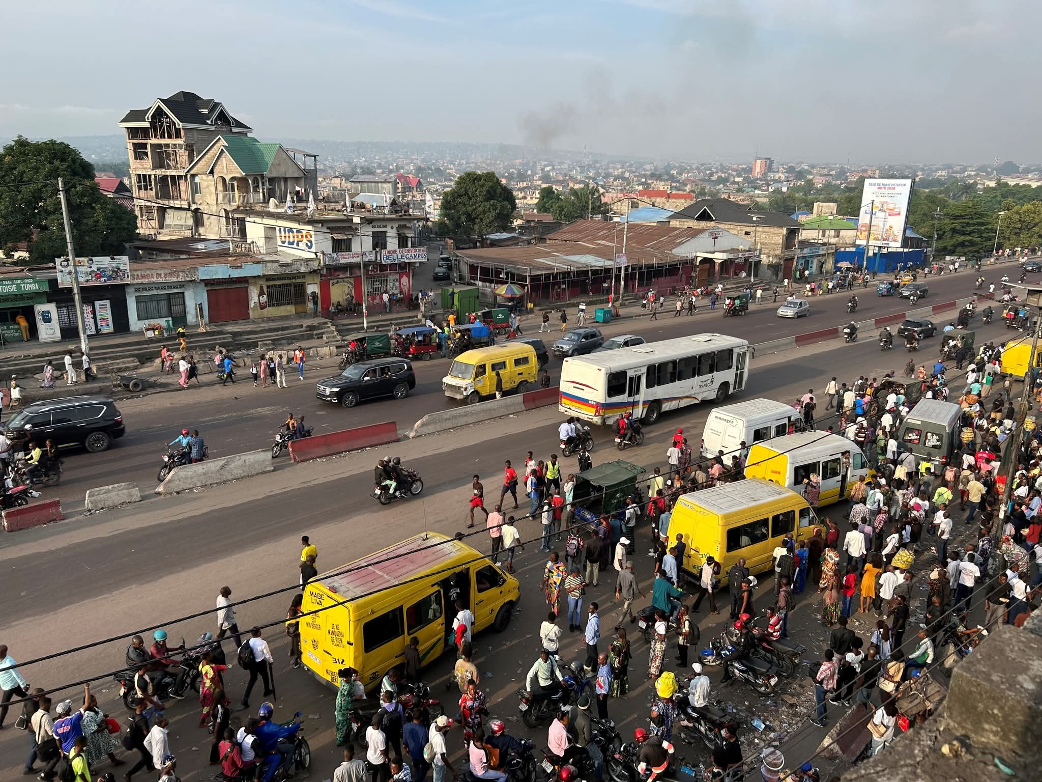 Circulation routière à Kinshasa: Des marées humaines à pied dans les artères urbaines, faute de transport en commun