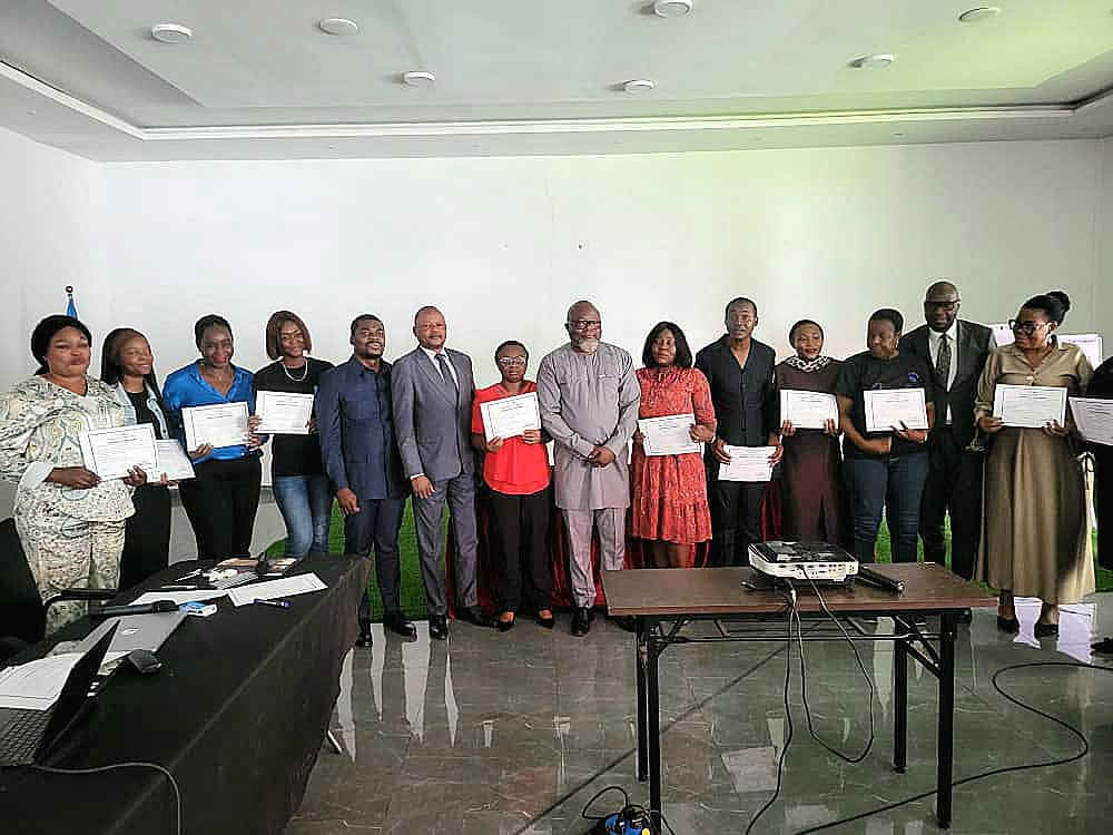 Le spécialiste principal en gestion financière à la BAD, Mafouta Lossombot Vurce Arsène, le président de Chambre de la Cour des Comptes entourés des experts et des participants munis de leurs certificats