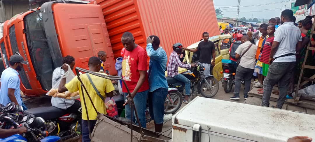 Grave accident sur le pont Ngunza/Elengesa : Un mini-bus de transport en commun broyé par un gros véhicule