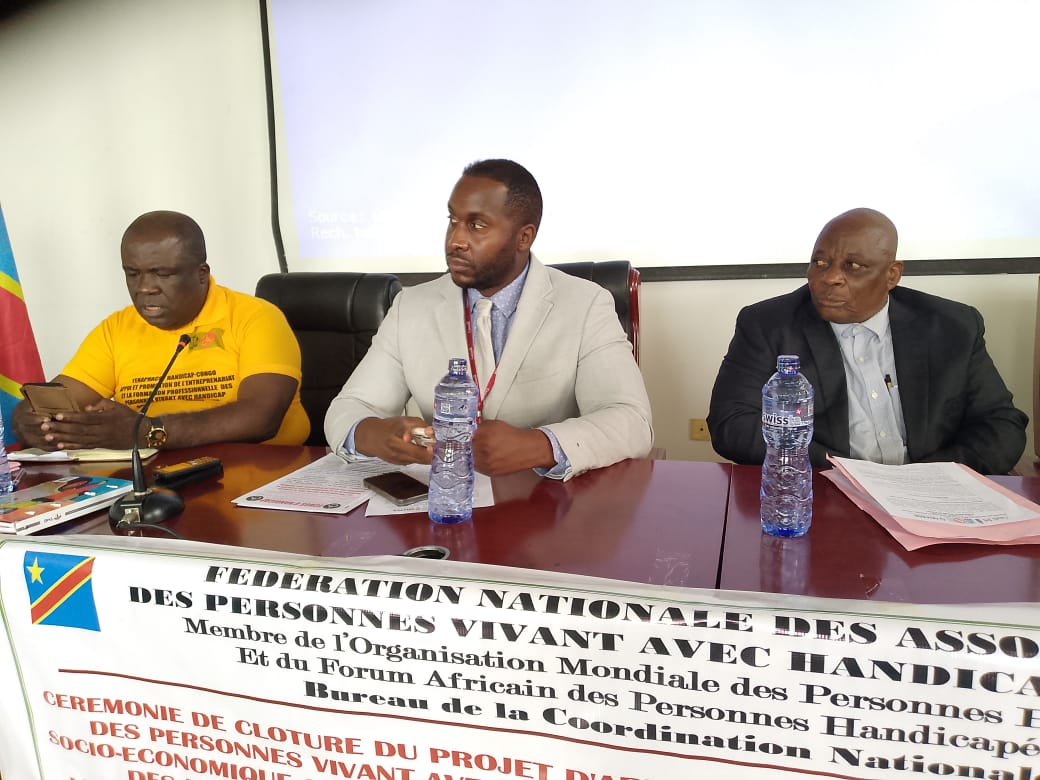 Clôture du projet d&rsquo;appui à la formation professionnelle des PVH : Les leaders des associations membres de la Fenaphaco gratifiés par des brevets de participation par l&rsquo;Ambassade du Canada