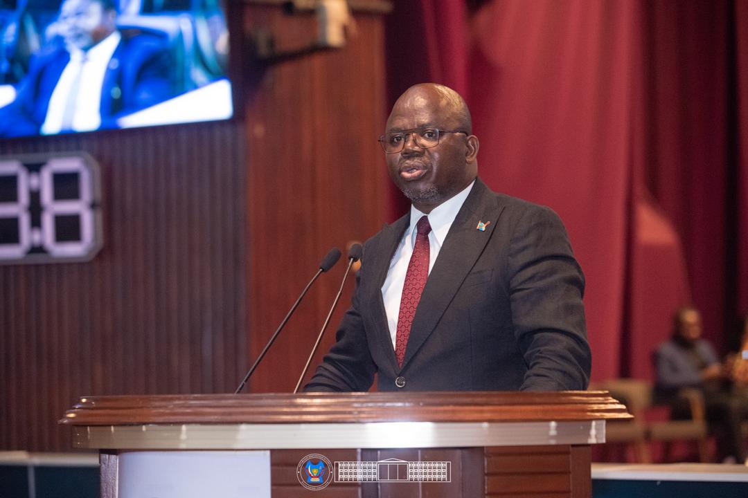 Assemblée nationale: Isaac JC TSHILUMBAYI plaide pour la réforme de la loi-cadre de l’enseignement et l’introduction renforcée de l’Anglais