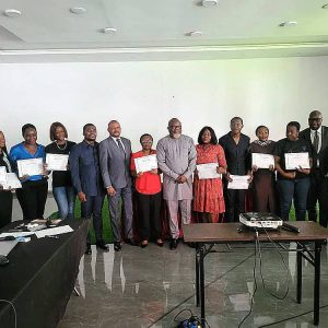Le spécialiste principal en gestion financière à la BAD, Mafouta Lossombot Vurce Arsène, le président de Chambre de la Cour des Comptes entourés des experts et des participants munis de leurs certificats
