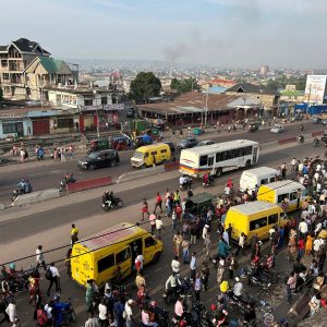 Circulation routière à Kinshasa: Des marées humaines à pied dans les artères urbaines, faute de transport en commun