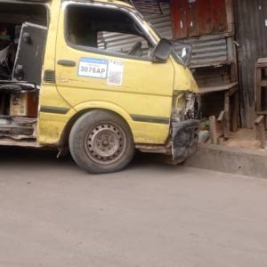 Kinshasa : un minibus percute un mur en béton à Mont-Ngafula