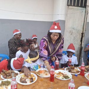 Festivités de Noël à Kinshasa : Maman Mireille Mapendo chez les enfants de l’orphelinat Bon Samaritain