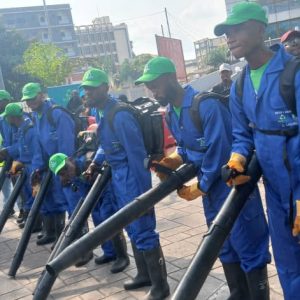 Assainissement de la ville de Kinshasa: OK Plast dote les 24 brigades d’assainissement des communes de Kinshasa des matériels aratoires