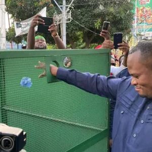 Collecte et recyclage des déchets plastiques à Kinshasa: Le gouverneur Daniel Bumba lance l’opération « Zéro déchets »