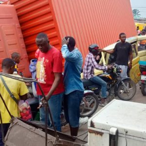 Grave accident sur le pont Ngunza/Elengesa : Un mini-bus de transport en commun broyé par un gros véhicule